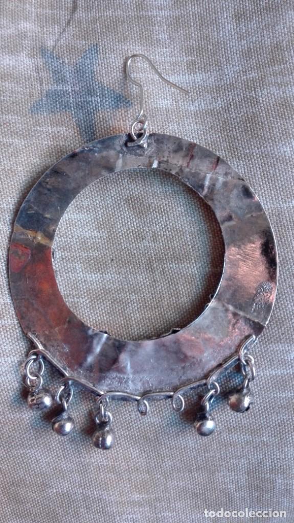 Joyeria: Pendiente antiguo de metal plateado - Foto 2