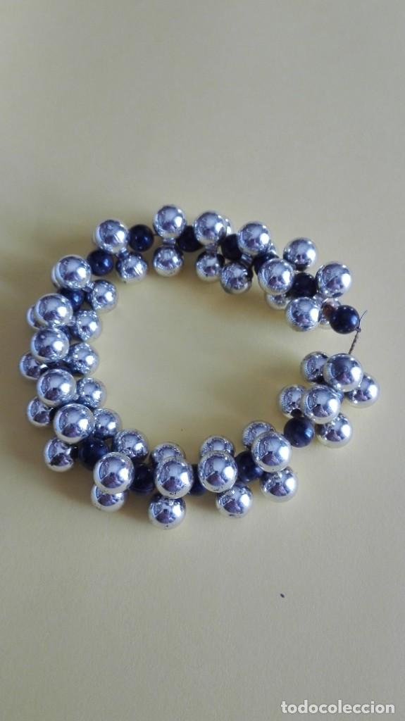 Joyeria: Pulsera de cuentas color plata y negras de pl&aacute;stico - Foto 1