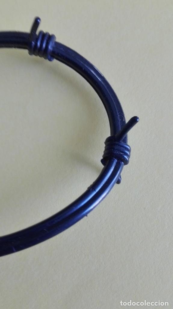 Joyeria: Pulsera de pl&aacute;stico negro simulando alambre de espino - Foto 2