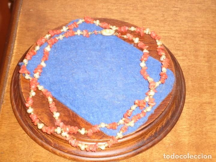 Joyeria: COLLAR LARGO DE CORAL CHIP Y PERLAS DE RIO. - Foto 2