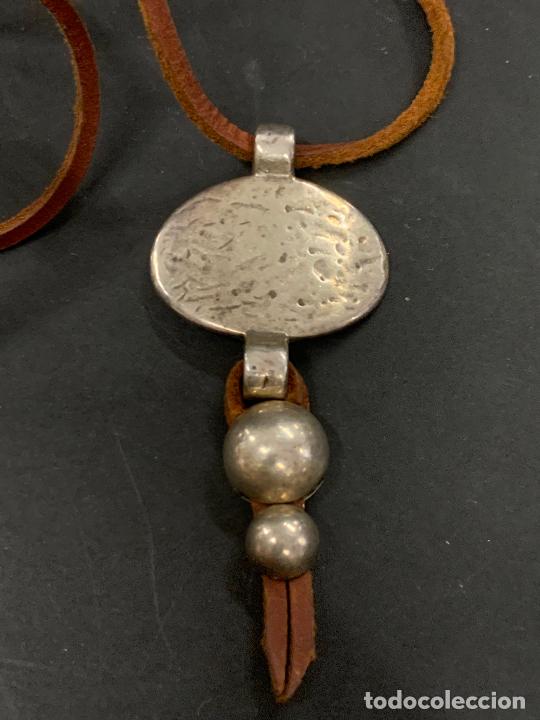 Joyeria: collar de cuero con remate de metal, estilo etnico. - Foto 2
