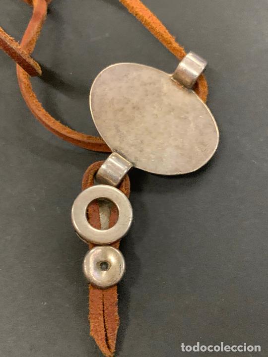 Joyeria: collar de cuero con remate de metal, estilo etnico. - Foto 3