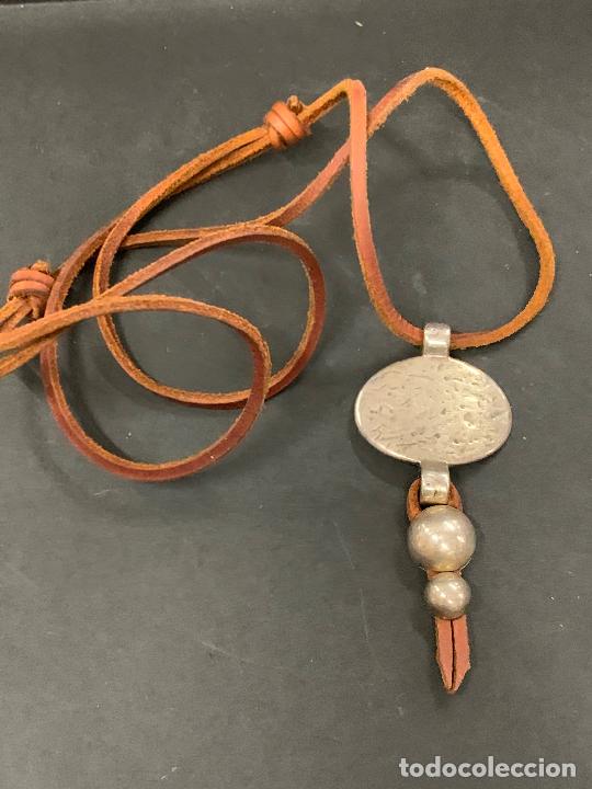 Joyeria: collar de cuero con remate de metal, estilo etnico. - Foto 1