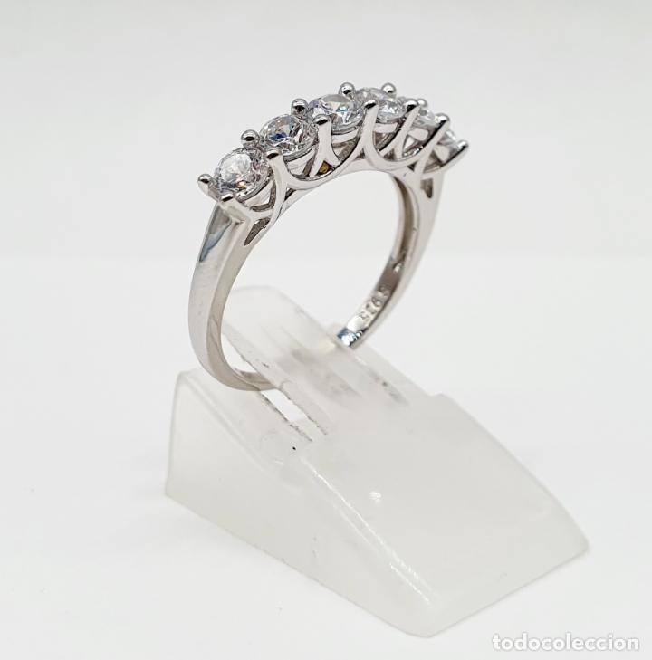 Joyeria: Preciosa sortija de corte clasico para pedida en plata de ley y circonitas talla diamante engarzadas - Foto 4 - 217613141