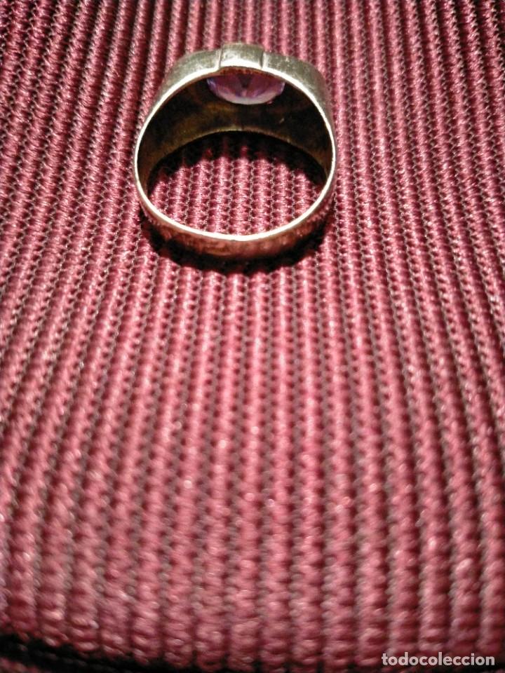 Joyeria: Antiguo anillo con piedra morada engarzada - Foto 2
