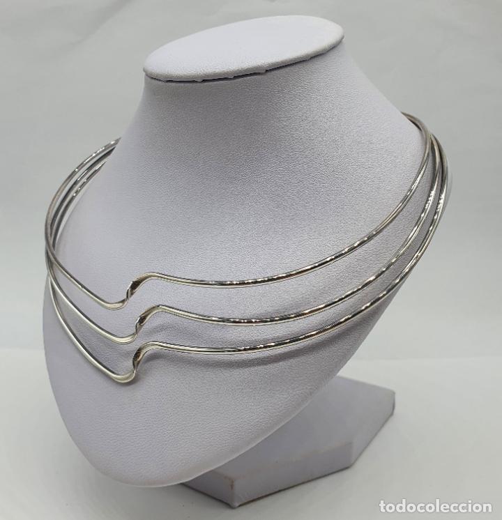 Joyeria: Gargantilla de dise&ntilde;o sofisticado tipo torque en plata de ley maciza con contraste . - Foto 2