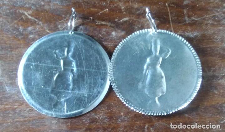 Joalharia: PENDIENTES ANTIGUOS DE NI&Ntilde;A CON UNA FIGURA O SIMBOLO DE LA LECHERA TAMA&Ntilde;O 5 X 5