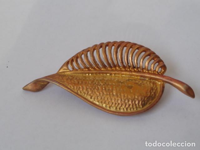Joyeria: BONITO BROCHE DE PECHO CON AGUJA CON FORMA DE HOJA. - Foto 1