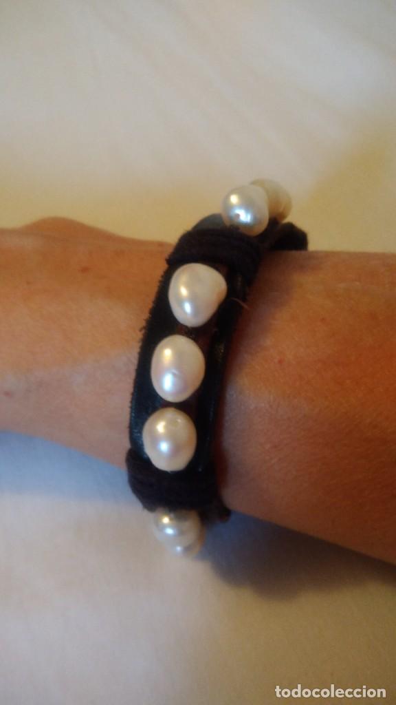 Joyeria: PULSERA DE PERLAS DE R&Iacute;O Y CUERO NEGRO - Foto 1
