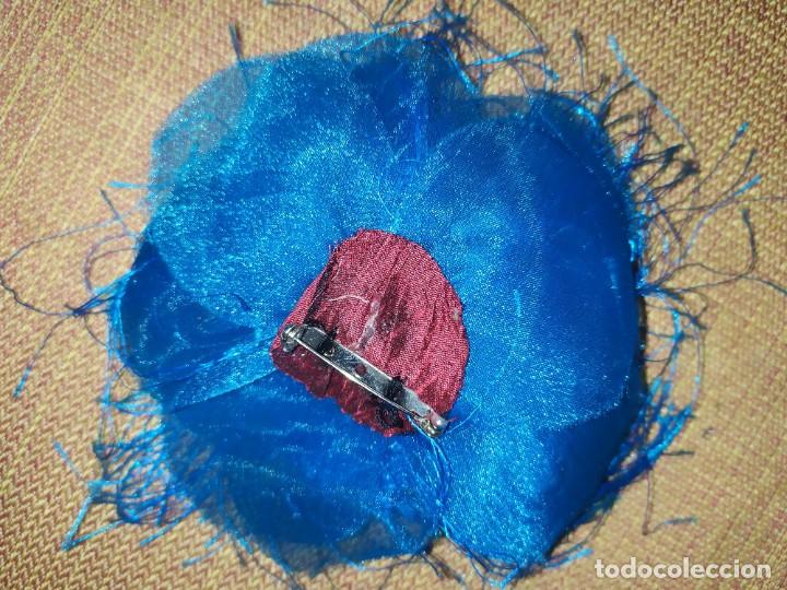 Joyeria: Broche complemento se&ntilde;ora flor azul vestidos chaquetas eventos - Foto 2
