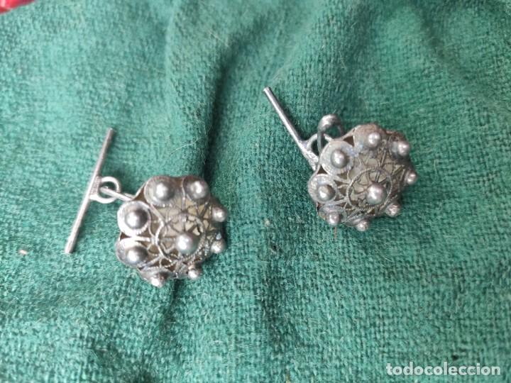 Joyeria: LOTE DE DOS BOTONES DE FILIGRANA DE PLATA. 2 CM - Foto 2
