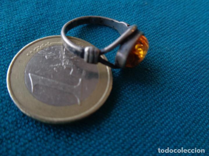 Joyeria: ANTIGUA SORTIJA DE PLATA CON &Aacute;MBAR - Foto 1