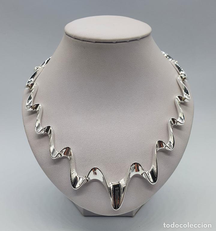 Joyeria: Magn&iacute;fica gargantilla de dise&ntilde;o sofisticado chapado en oro blanco de 18k .