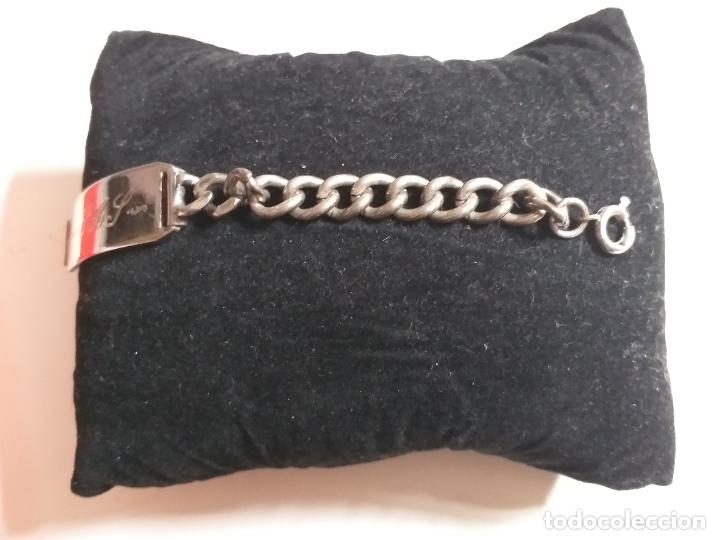 Joyeria: pulsera plateada. tiene grabada unas letras - Foto 2