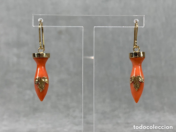 Joyeria: PAREJA PENDIENTES CORALES DEL MEDITERRANEO Y HOJA DE PARRA - MONTADO EN ORO 18K -. Lote 246595650