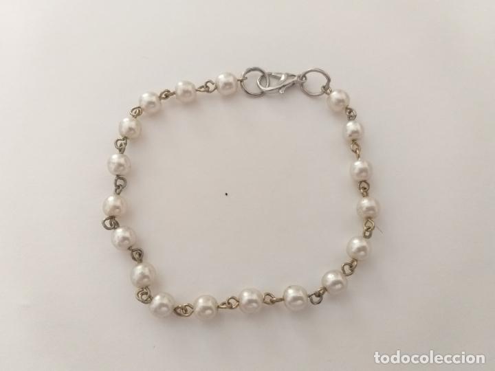 Joyeria: Pulsera. Cadena plateada y perlas de imitaci&oacute;n. 20 cm. - Foto 3