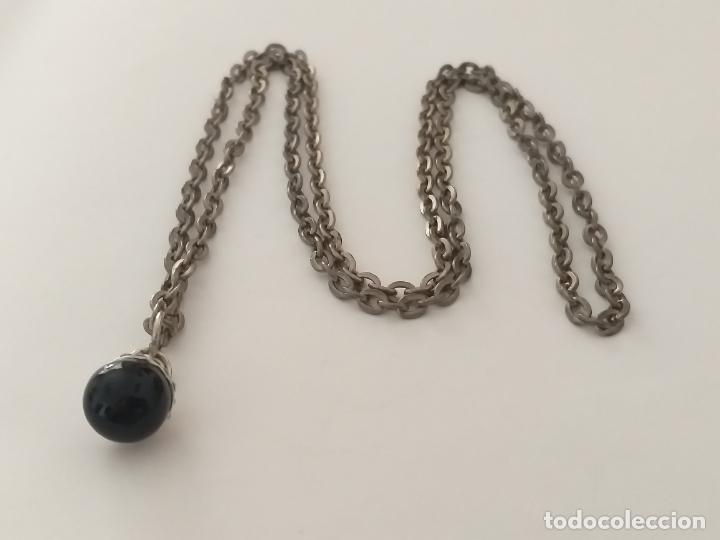 Joyeria: Cadena plateada con colgante. 66 cm de largo - Foto 2
