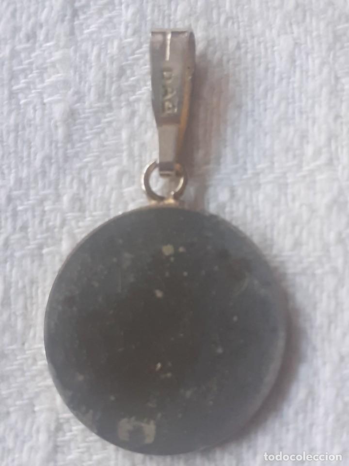 Joyeria: medalla de la Vrgen en damasquinado de Toledo - Foto 2