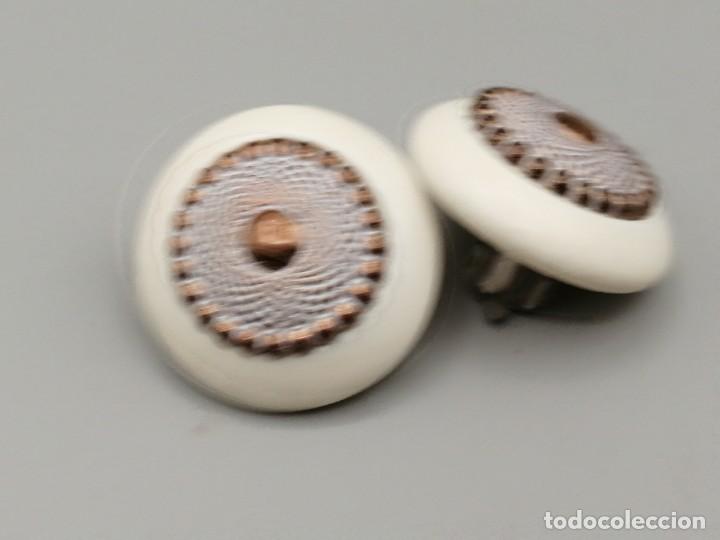 Joyeria: Pendientes pl&aacute;stico duro color blanco y dorado - Foto 2