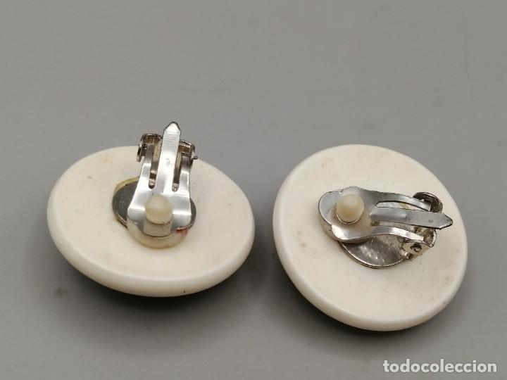 Joyeria: Pendientes pl&aacute;stico duro color blanco y dorado - Foto 3