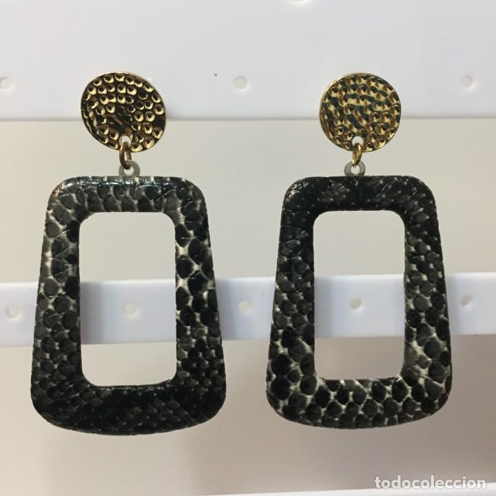Joyeria: Pendientes de bisuter&iacute;a, animal print en tonos negro y gris. Nuevos, sin usar.