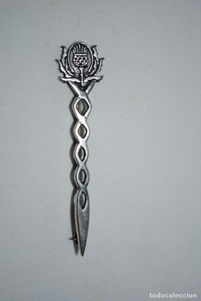 Joyeria: BROCHE DE PLATA EN FORMA DE FLOR DE LOTO . - Foto 1
