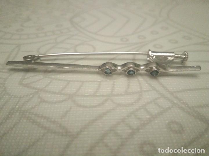 Joyeria: Broche de Plata Rodinada.con tres piedras azules. - Foto 1