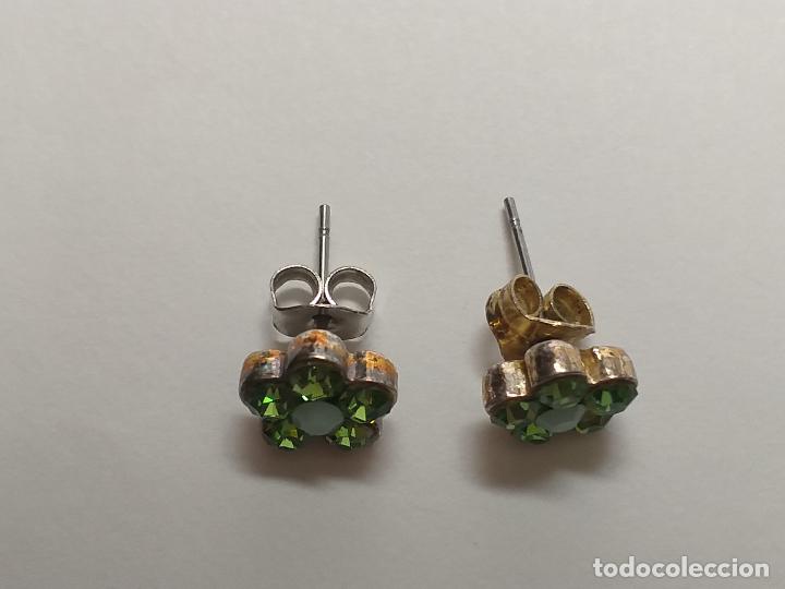 Joyeria: Pendientes dormilonas. Forma de flor verde y blanco. - Foto 2