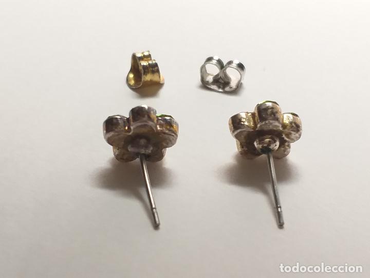 Joyeria: Pendientes dormilonas. Forma de flor verde y blanco. - Foto 3