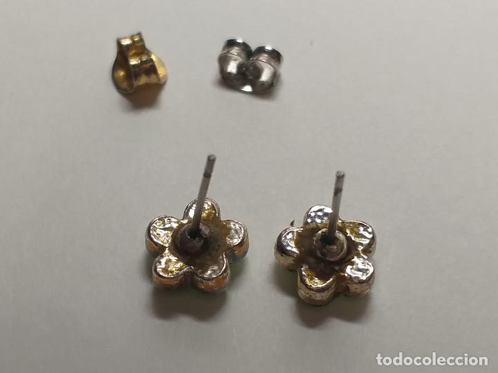 Joyeria: Pendientes dormilonas. Forma de flor verde y blanco. - Foto 4