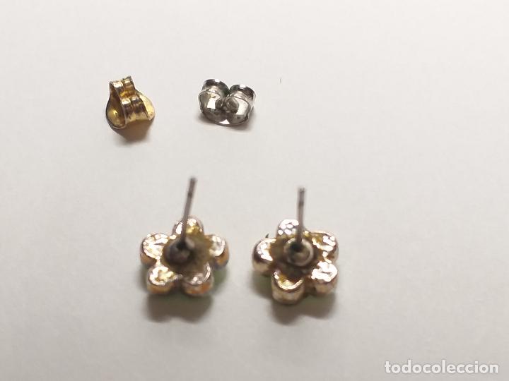 Joyeria: Pendientes dormilonas. Forma de flor verde y blanco. - Foto 5