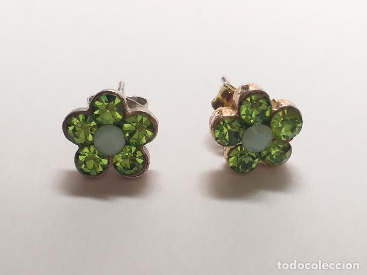Joyeria: Pendientes dormilonas. Forma de flor verde y blanco. - Foto 1