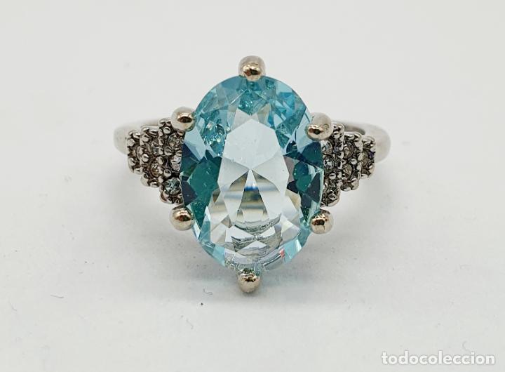 Joyeria: Bella sortija de estilo art dec&oacute; con ba&ntilde;o de oro blanco de 18k, circonitas y aguamarina creada .