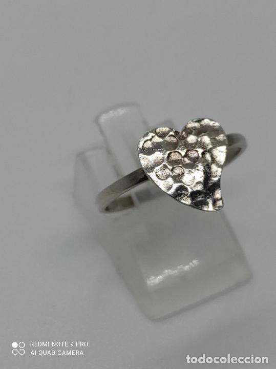 Joyeria: Original anillo antiguo en plata de ley contrastada con forma de coraz&oacute;n. - Foto 2