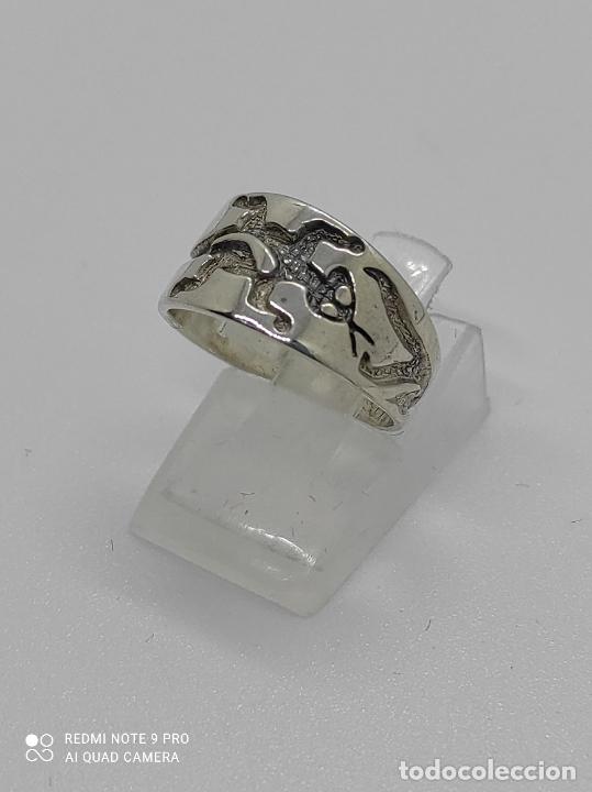 Joyeria: Original anillo en plata de ley con relieves en forma de lagarto. - Foto 2