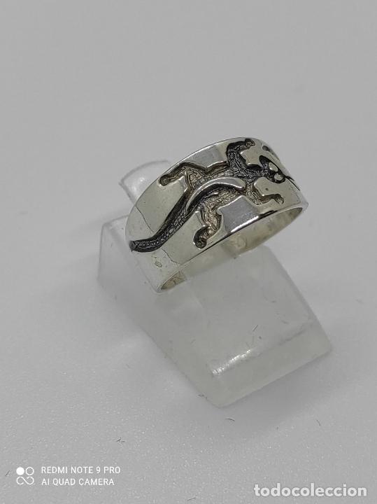 Joyeria: Original anillo en plata de ley con relieves en forma de lagarto. - Foto 3