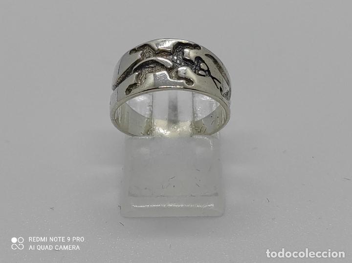 Joyeria: Original anillo en plata de ley con relieves en forma de lagarto. - Foto 4