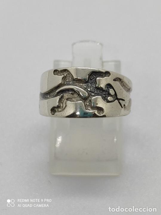 Joyeria: Original anillo en plata de ley con relieves en forma de lagarto. - Foto 1