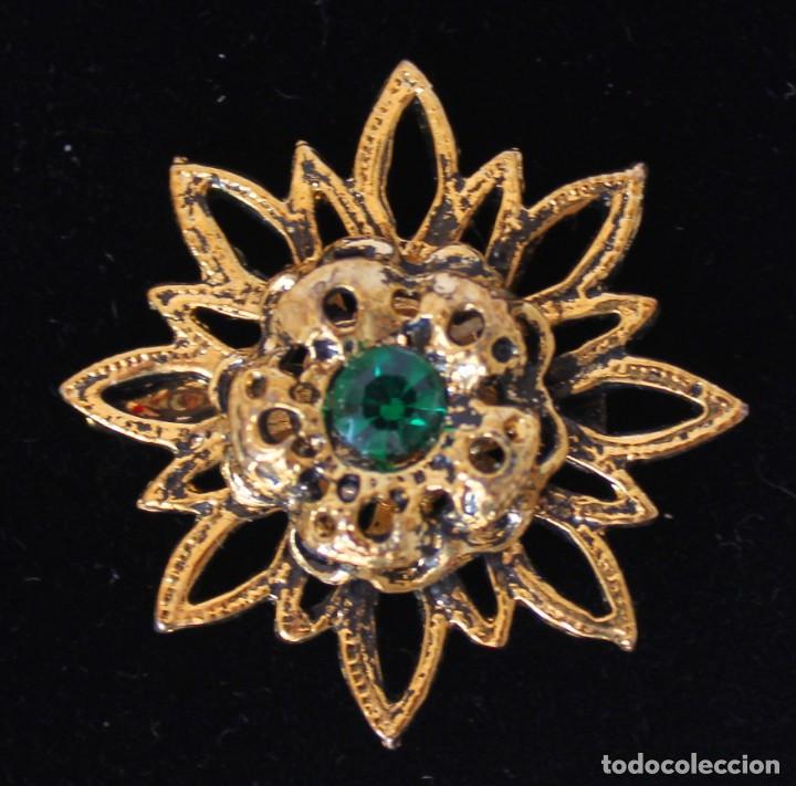 Joyeria: ANTIGUO BROCHE CHECO CHAPADO EN ORO VIEJO Y PIEDRA VERDE SIMIL ESMERALDA PARA IMAGEN VIRGEN