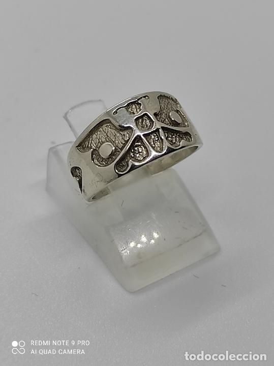 Joyeria: Original anillo en plata de ley con relieves y forma de mariposa. - Foto 2