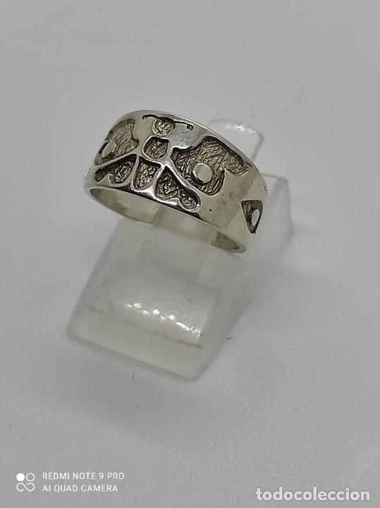 Joyeria: Original anillo en plata de ley con relieves y forma de mariposa. - Foto 3