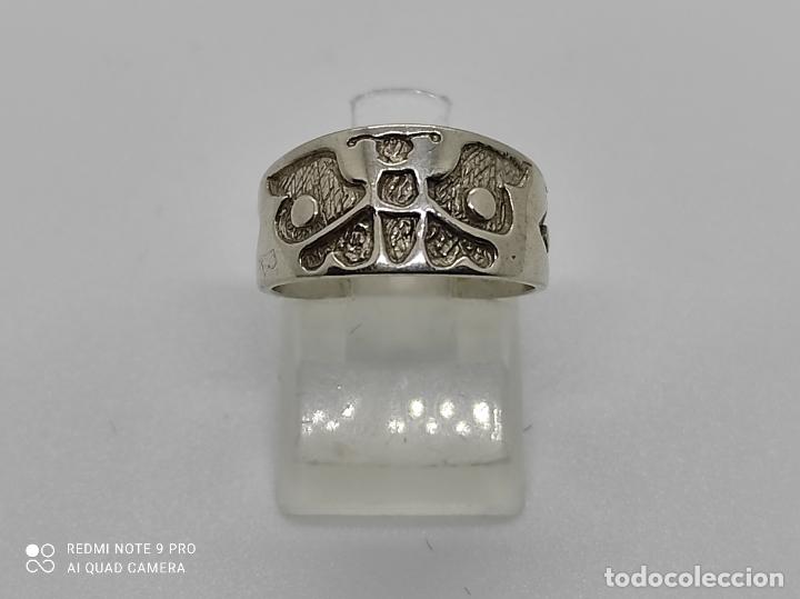 Joyeria: Original anillo en plata de ley con relieves y forma de mariposa. - Foto 4