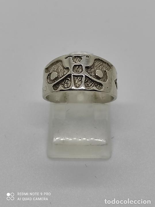 Joyeria: Original anillo en plata de ley con relieves y forma de mariposa. - Foto 1