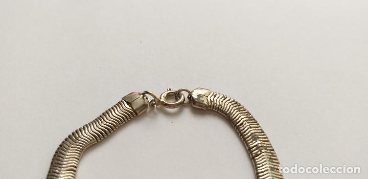 Joyeria: Pulsera de cadena plateada. Eslabones planos. Largo 16 cm. - Foto 3
