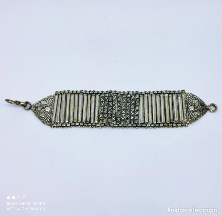 Joyeria: Pulsera antigua Nepalí tipo brazalete en metal plateado . - Foto 2 - 284470763