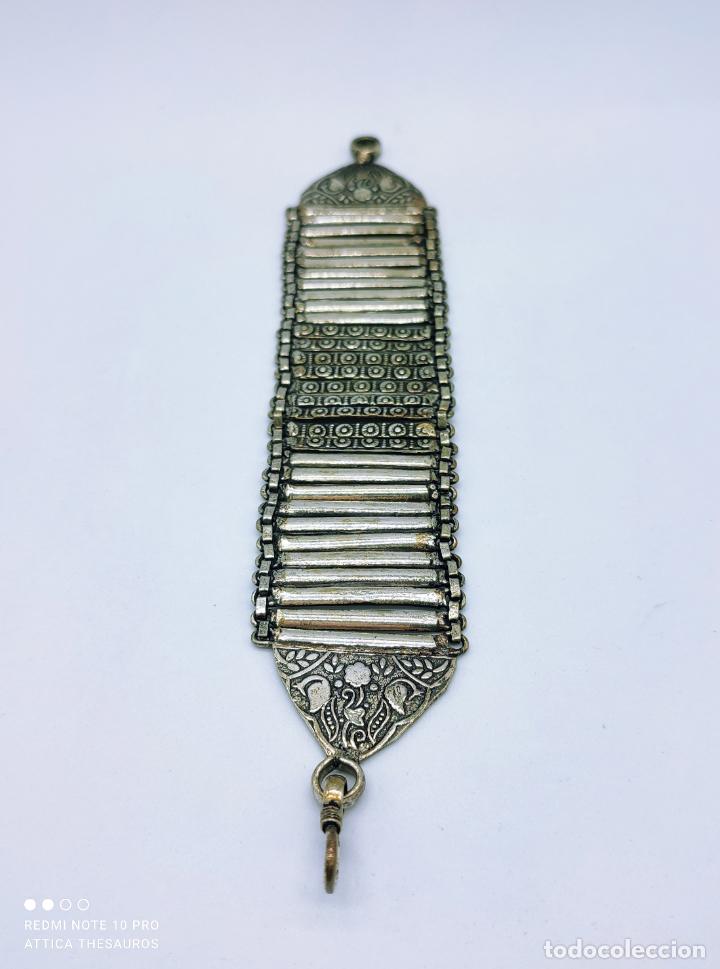 Joyeria: Pulsera antigua Nepalí tipo brazalete en metal plateado . - Foto 1 - 284470763