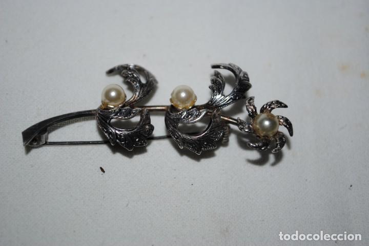 Joyeria: ANTIGUO BROCHE , EN FORMA DE RAMA , CON PERLAS . - Foto 2