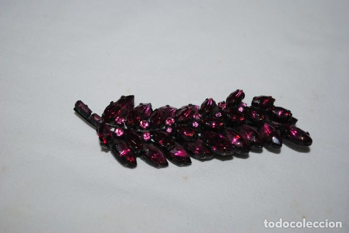 Joyeria: ANTIGUO Y GRAN BROCHE DE CRISTALES LILAS . - Foto 2