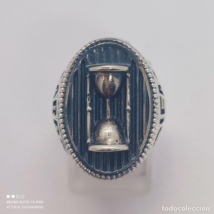 Joyeria: Magnífico anillo antiguo en plata de ley maciza con reloj de arena en relieve y mensaje CARPE DIEM . - Foto 4 - 292306903