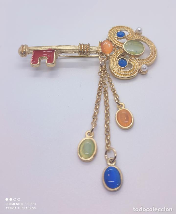 Joyeria: Elegante broche con forma de llave antigua chapado en oro mate, perlas y ojos de gato creados . - Foto 2 - 292316048